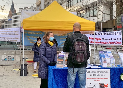 Image for article Jerman: Penduduk Lokal Mengutuk Penganiayaan dan Menandatangani Petisi untuk Mengakhiri PKT