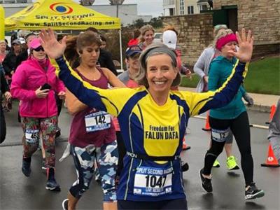 Image for article Triathlon Berusia 67 Tahun Memuji Falun Dafa karena Kesehatannya yang Sangat Baik