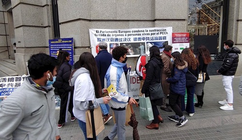 Image for article Barcelona, Spanyol: Praktisi Falun Dafa Terus Meningkatkan Kesadaran tentang Penganiayaan di Tiongkok
