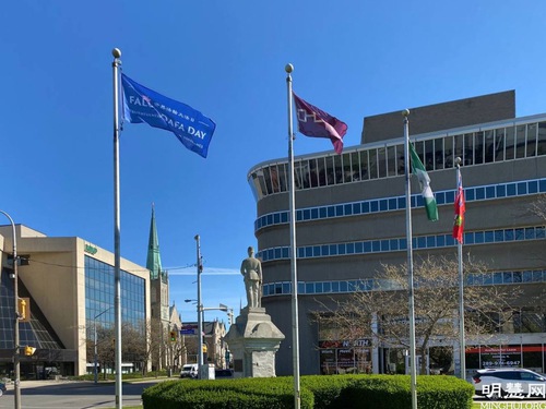 Image for article Walikota Toronto Mengucapkan Selamat Hari Falun Dafa; Empat Kota Ontario Mengibarkan Bendera Hari Falun Dafa dan Menerangi Balai Kota Mereka