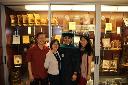 Image for article Eksekutif Perusahaan AS Berterima Kasih kepada Dafa dan Mendukung Istri Berkultivasi