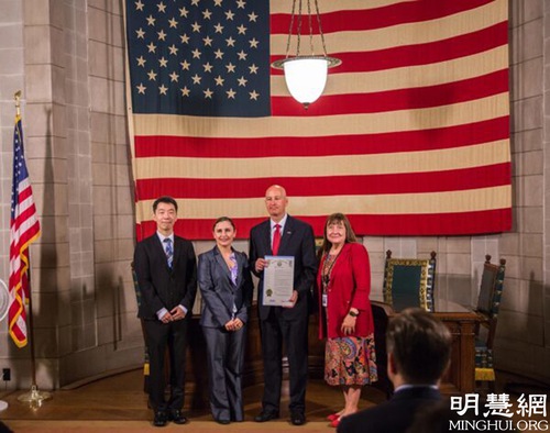 Image for article Gubernur Nebraska Menyatakan “Bulan Peringatan Korban Komunisme,” Praktisi Falun Gong Berbagi Kisah Penganiayaan di Tiongkok 