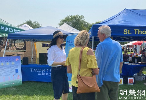 Image for article Chicago, Illinois: Praktisi Berpartisipasi dalam Perayaan Hari Kemerdekaan dan Memperkenalkan Falun Dafa di Palatine