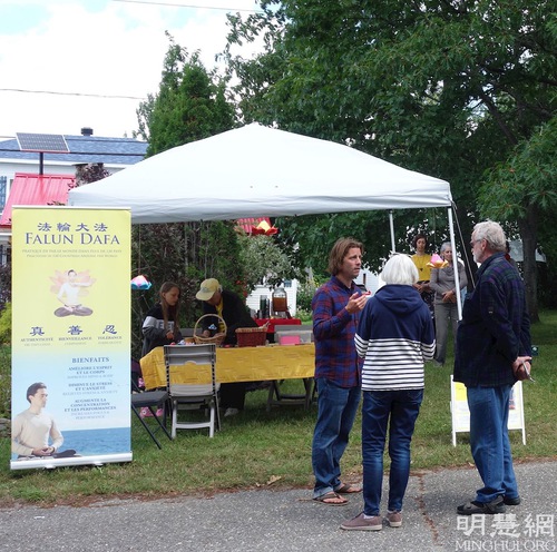 Image for article Quebec, Kanada: Mengumpulkan Tanda Tangan Menerima Dukungan Hangat di Saint-Adrien