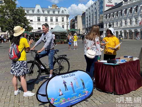Image for article Swedia: Orang Memuji Falun Dafa Selama Kegiatan di Malmö untuk Meningkatkan Kesadaran akan Penganiayaan PKT