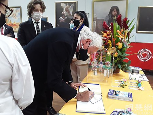 Image for article Kota Calloa, Peru: Pameran Seni Zhen Shan Ren Mengharukan Pengunjung