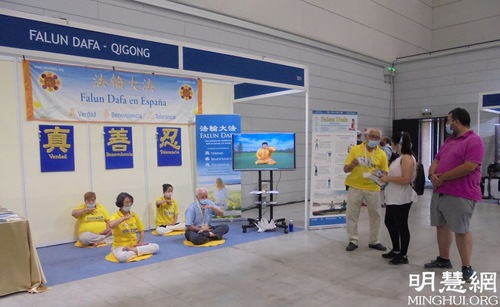 Image for article Barcelona, Spanyol: Praktisi Memperkenalkan Falun Dafa di Pameran Kesehatan Biocultura