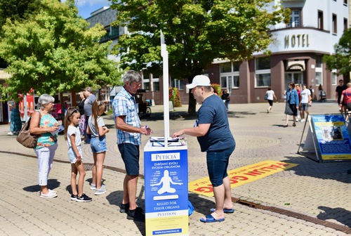 Image for article Slovakia: Pengumpulan Tanda Tangan Mengungkap Pelanggaran HAM di Tiongkok