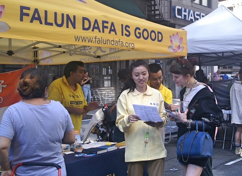 Image for article Pengunjung Pameran di New York: “Sejati, Baik, Sabar adalah Nilai Universal”