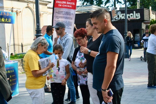 Image for article Rumania: Acara Informasi Falun Dafa di Sinaia Mountain Resort