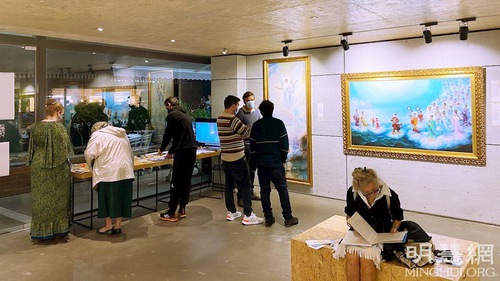 Image for article Athena, Yunani: Pameran Seni Zhen-Shan-Ren Meningkatkan Kesadaran akan Kebrutalan di Tiongkok