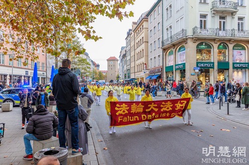 Image for article Munich, Jerman: Parade Akbar dan Rapat Umum Praktisi Dipuji “Spektakuler!”