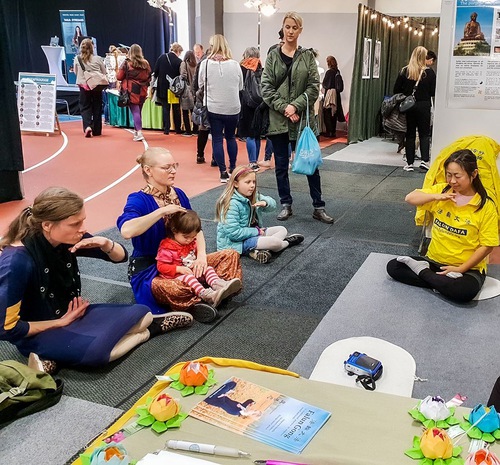Image for article Swedia: Orang-Orang Belajar Informasi Falun Dafa di Pameran Kesehatan