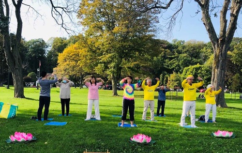 Image for article Kanada: Turis Air Terjun Niagara Senang Mempelajari Falun Dafa