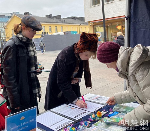 Image for article Finlandia: Orang-orang mengutuk PKT dan Menandatangani Petisi untuk Mengakhiri Penganiayaan Selama Puluhan Tahun