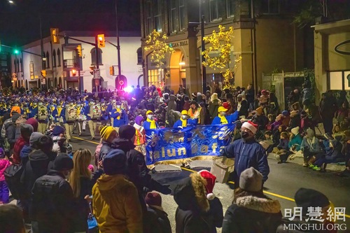 Image for article Toronto, Kanada: Praktisi Falun Gong Berpartisipasi dalam Tiga Pawai Natal yang Berlangsung Selama Dua Hari