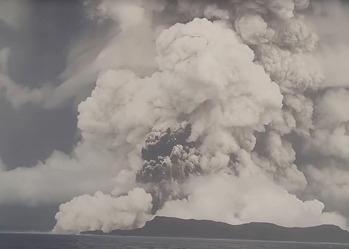 Image for article Gunung Berapi Bawah Laut Meletus di Pulau Pasifik Selatan, Memicu Tsunami