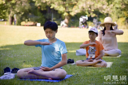 Image for article Kanada: Murid di Sekolah Minghui Vancouver Mengucapkan Selamat Tahun Baru Imlek kepada Guru dan Mengucapkan Terima Kasih