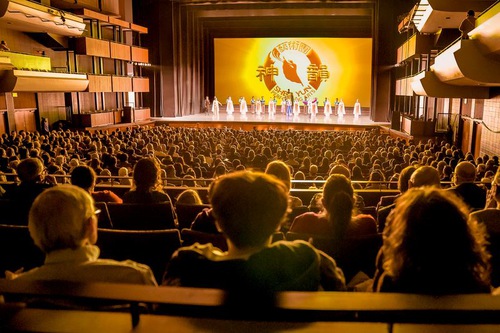 Image for article Shen Yun Meningkatkan Semangat Penonton AS dan Austria: “Harapan, Cinta, Sukacita, dan Kehidupan”