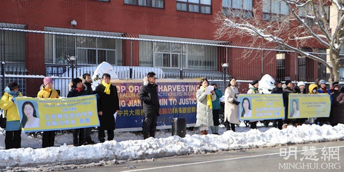 Image for article Toronto, Kanada: Konferensi Pers di Depan Konsulat Tiongkok Menuntut Pembebasan Ibu Wanita Setempat yang Ditahan Karena Keyakinannya
