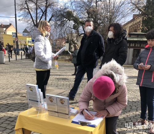 Image for article Kota Cluj, Rumania: Meningkatkan Kesadaran akan Penganiayaan Rezim Komunis Tiongkok