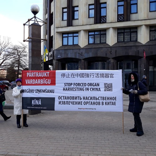 Image for article Latvia: Orang Memuji Upaya Praktisi untuk Mengungkap Penganiayaan: “Kita Membutuhkan Lebih Banyak Orang Baik di Dunia”