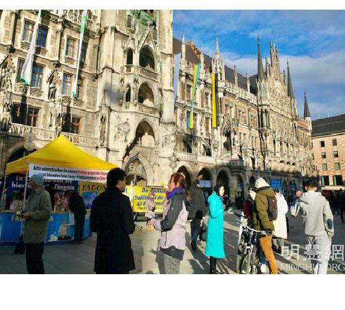 Image for article Jerman: Publik Mengecam Penganiayaan PKT Selama Berpuluh-puluh Tahun terhadap Falun Dafa