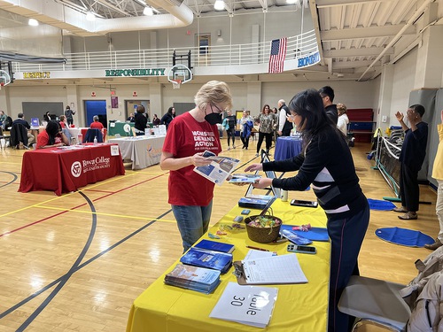 Image for article New Jersey: Falun Dafa Disambut di Pameran Sumber Daya Komunitas 