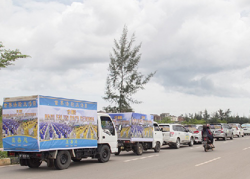 Image for article Batam: Parade Mobil Keliling Kota – Merayakan Hari Falun Dafa Sedunia