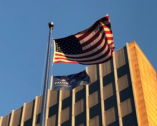 Image for article Bendera Falun Dafa Dikibarkan Selama Lima Hari di Milwaukee untuk Merayakan Peringatan 30 Tahun Falun Dafa Diperkenalkan ke Publik, Para Pejabat Setempat Mengeluarkan Proklamasi