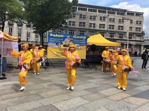 Image for article Jerman: Pengumpulan Tanda Tangan di Depan Katedral Cologne Menyerukan Penghentian Penganiayaan