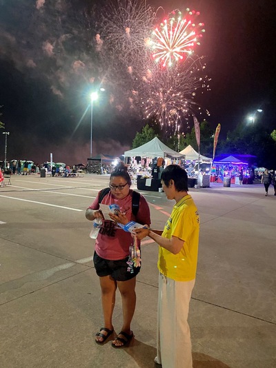 Image for article Plano, Texas: Memperkenalkan Falun Dafa pada Pertunjukan Kembang Api Hari Kemerdekaan 4 Juli