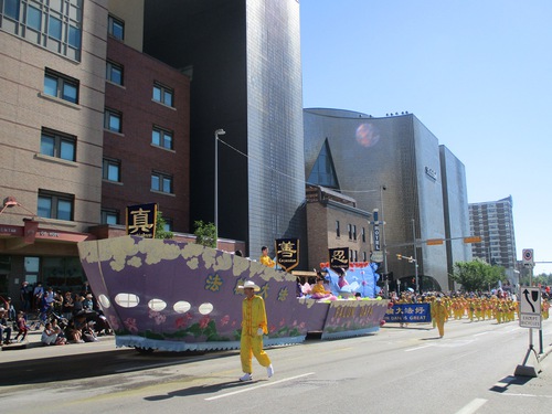 Image for article Kanada: Praktisi Falun Dafa Bergabung dengan Parade Calgary Stampede