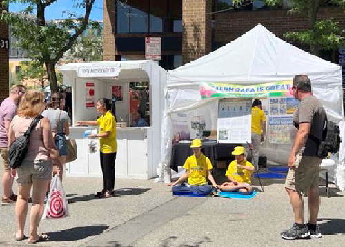 Image for article Michigan: Falun Dafa Diterima dengan Hangat Selama Pameran Seni
