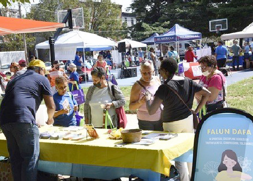 Image for article Pennsylvania, AS: Praktisi Diundang untuk Memperkenalkan Falun Dafa pada Hari Komunitas Senator Negara Bagian di Philadelphia