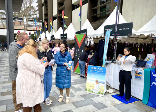 Image for article Australia: Klub Falun Dafa Memperkenalkan Latihan Spiritual kepada Guru dan Siswa Selama Pekan Orientasi