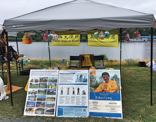 Image for article Kanada: Praktisi Memperkenalkan Falun Dafa di Acara Royal Regatta