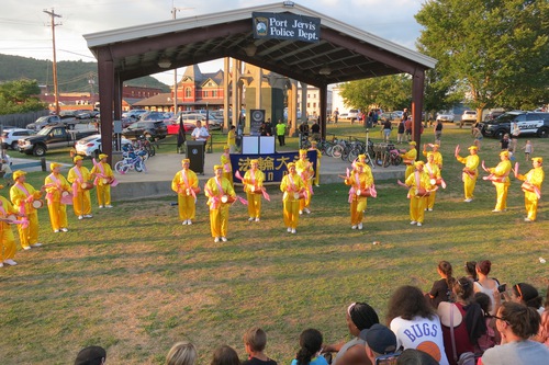 Image for article New York: Praktisi Falun Dafa Berpartisipasi dalam National Night Out