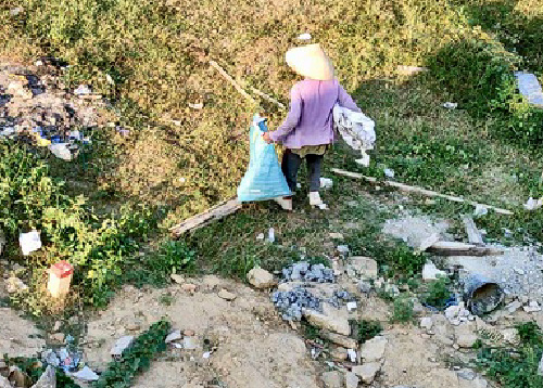 Image for article Wanita Lanjut Usia Pengumpul Botol Menerima Berkah dari Dafa