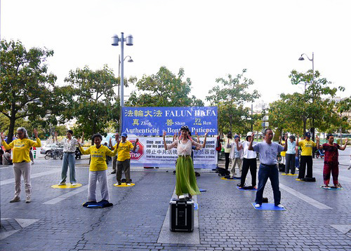 Image for article Paris, Prancis: Memperkenalkan Falun Dafa di Italian Square