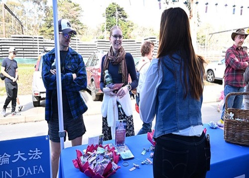 Image for article Australia: Orang-orang Merasakan Kekuatan Damai Falun Dafa