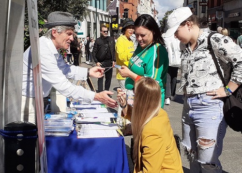 Image for article Dublin, Irlandia: Praktisi Memperkenalkan Falun Gong selama Festival Pertengahan Musim Gugur