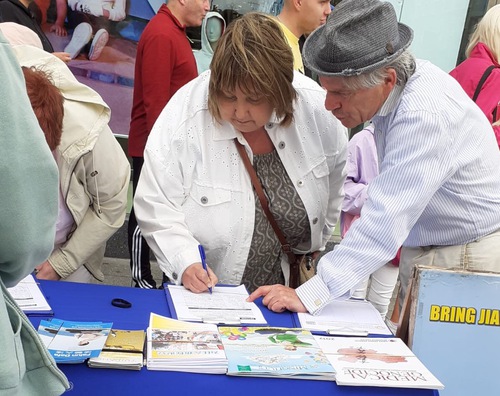 Image for article Irlandia: Mempromosikan Falun Dafa di Festival Internasional Rose of Tralee