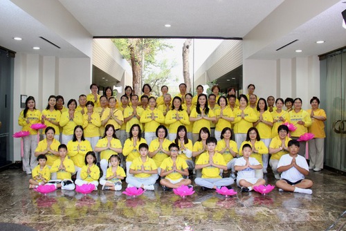 Image for article Houston, Texas: Praktisi di Houston Mengirimkan Ucapan Selamat Festival Pertengahan Musim Gugur kepada Guru Li