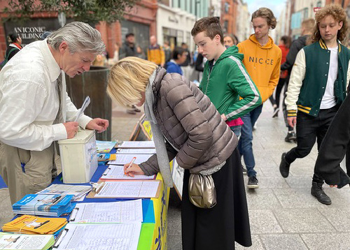 Image for article Irlandia: Penduduk dan Turis di Dublin Mendukung Upaya Praktisi Mengungkap Penganiayaan