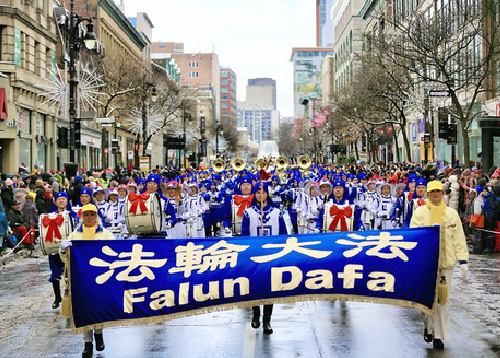 Image for article Montreal: Tian Guo Marching Band Berpartisipasi dalam Parade Sinterklas Pertama yang Digelar Setelah Pandemi