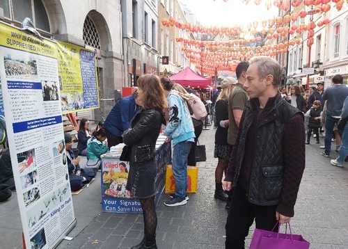 Image for article London, Inggris: Praktisi Tetap Memberi Tahu Orang Tentang Penganiayaan Selama 23 Tahun di Tiongkok