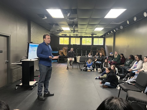 Image for article Michigan, AS: Profesor dan Mahasiswa Universitas Merangkul Falun Dafa