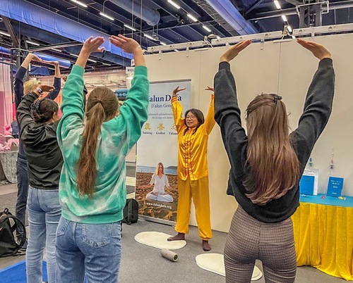 Image for article Stockholm, Swedia: Praktisi Falun Dafa Menghabiskan Akhir Pekan yang Berharga di Pameran Kesehatan