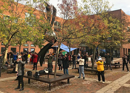 Image for article Inggris : Mahasiswa Mengalami Keindahan Falun Dafa